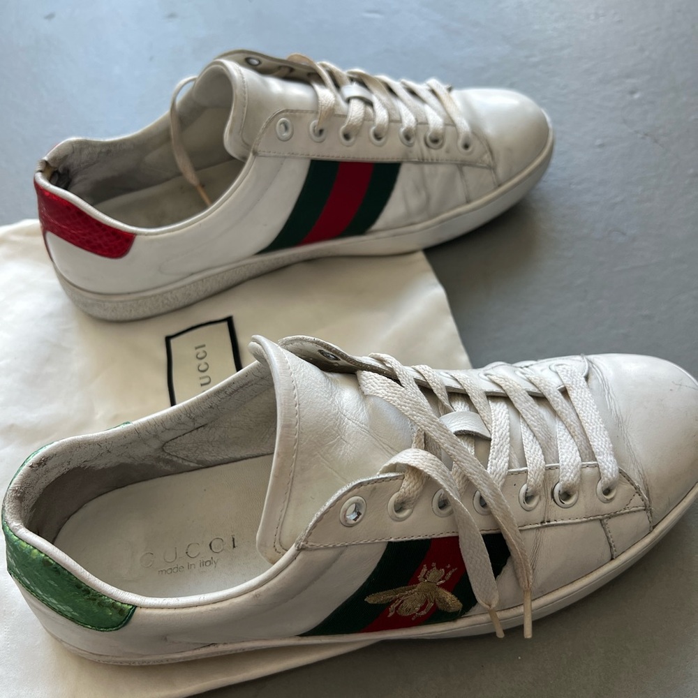 Selling one pair of my white Gucci ace sneakers with bee 🐝